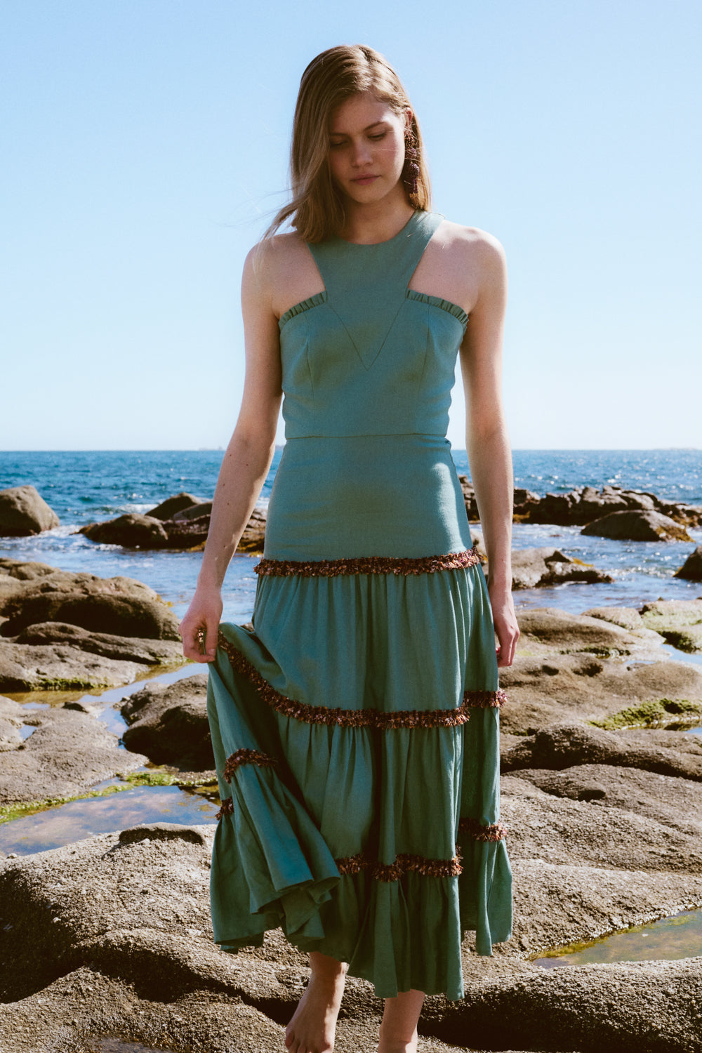 Vestido de fiesta de lino turquesa y detalles bordados