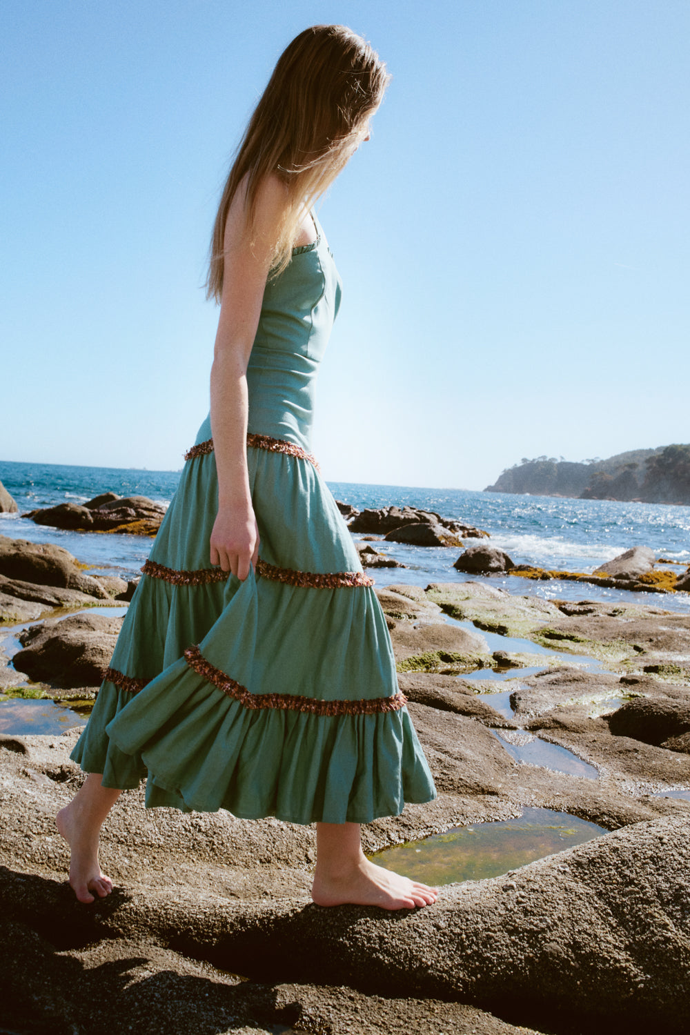 Vestido de fiesta de lino turquesa y detalles bordados 4