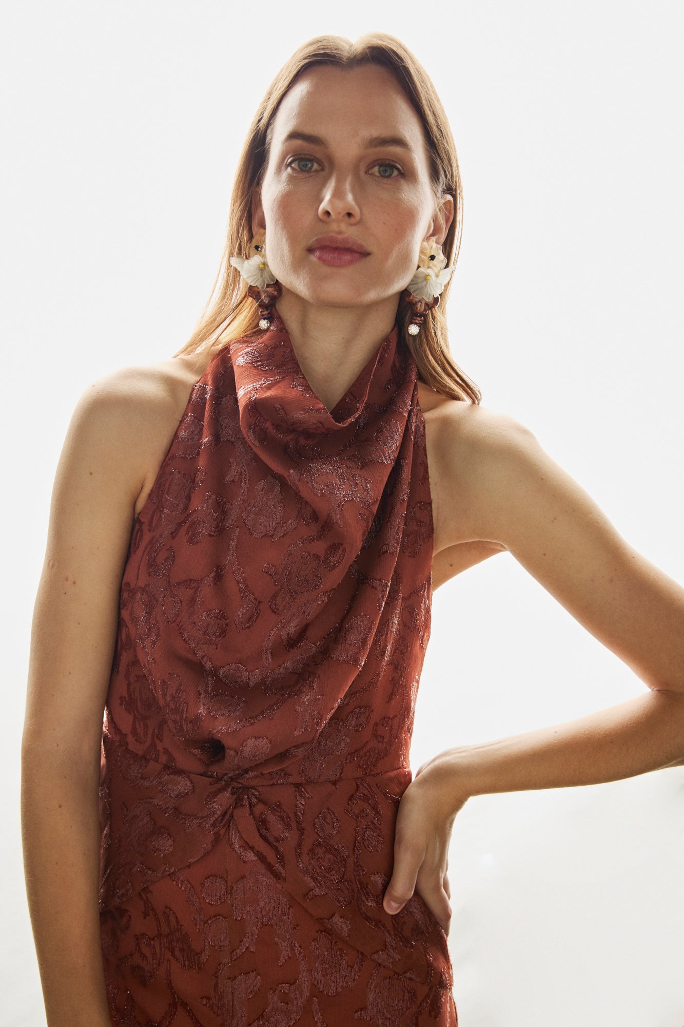 Vestido midi en color teja con detalle de flores y escote drapeado tipo halter.