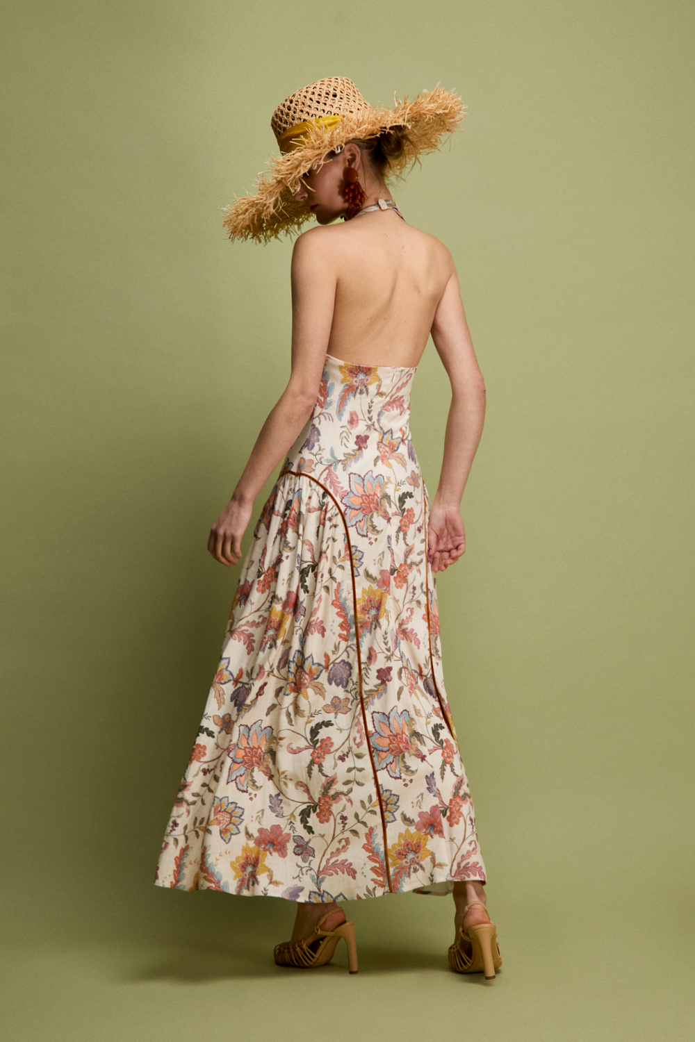 Vestido midi blanco con estampado de flores atado en cuello con doble botonadura. Este vestido tiene detalle de vivos a contraste en falda.