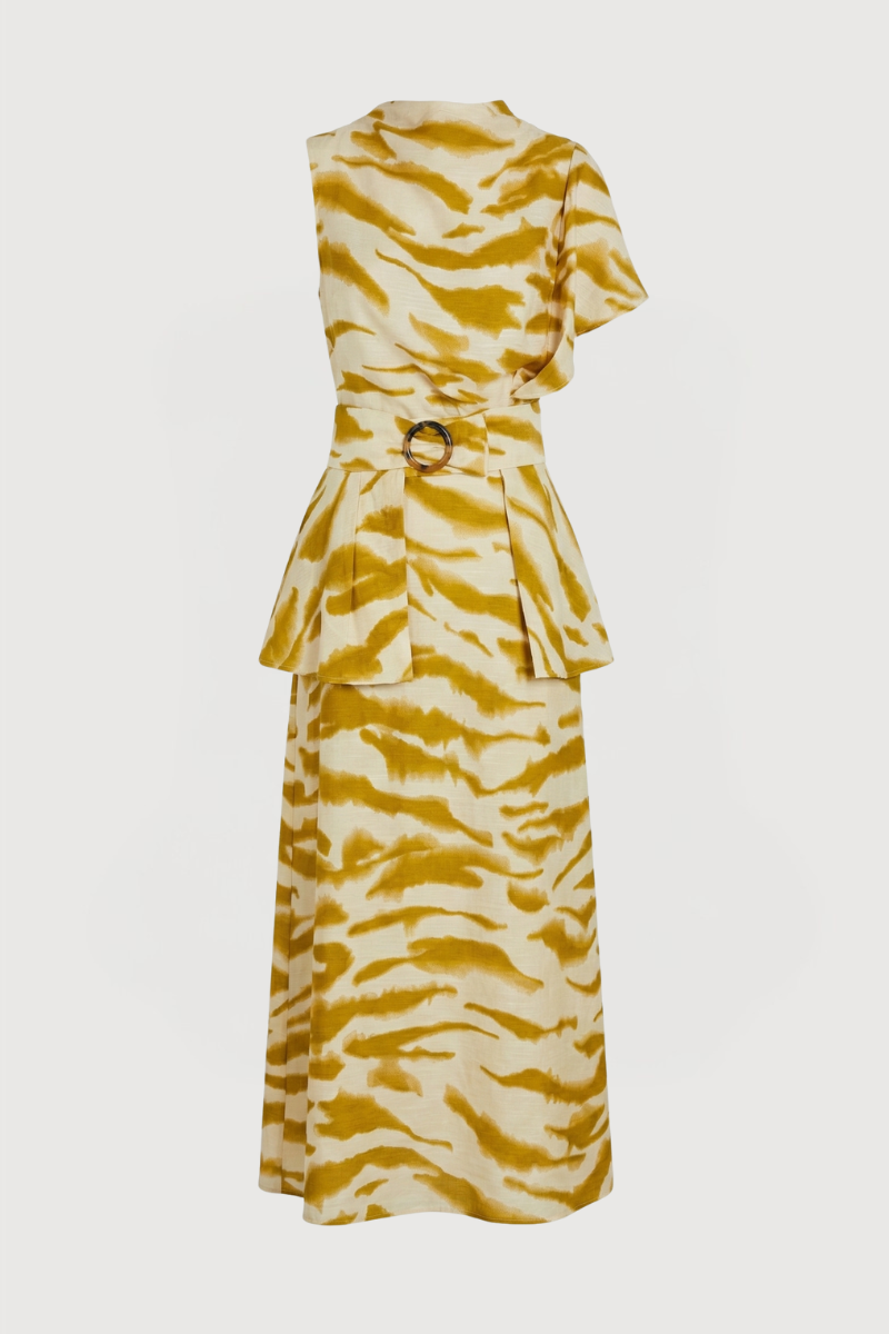 Vestido midi en color crema y manchas mostaza con mangas asimétricas.Este vestido tiene escote a la caja, corte en la cintura y cinturón confeccionado en el mismo tejido con hebilla tipo carey. 
