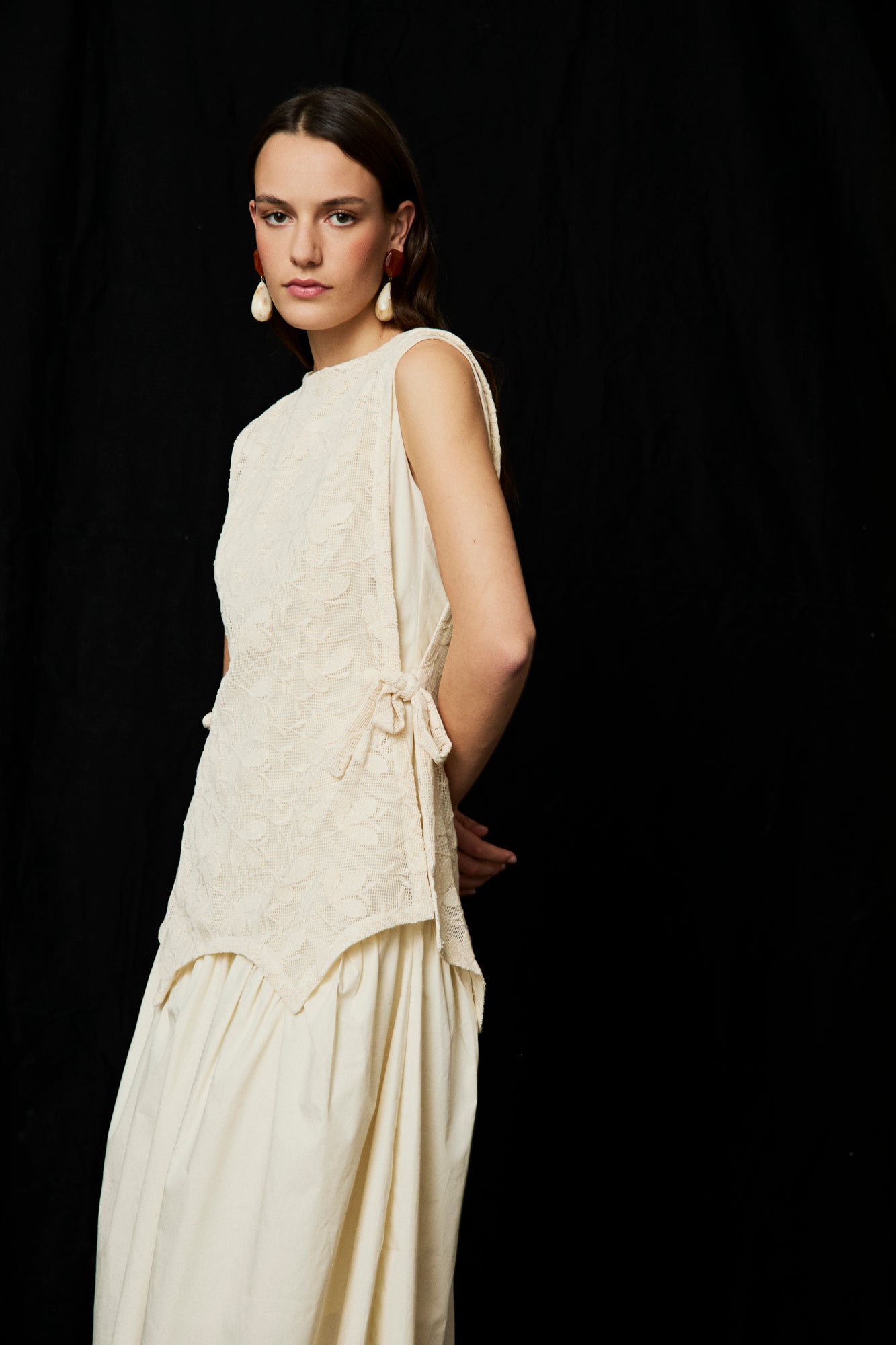 Vestido midi en color crema con top asimetrico de flores bordadas y lazadas en el lateral. 