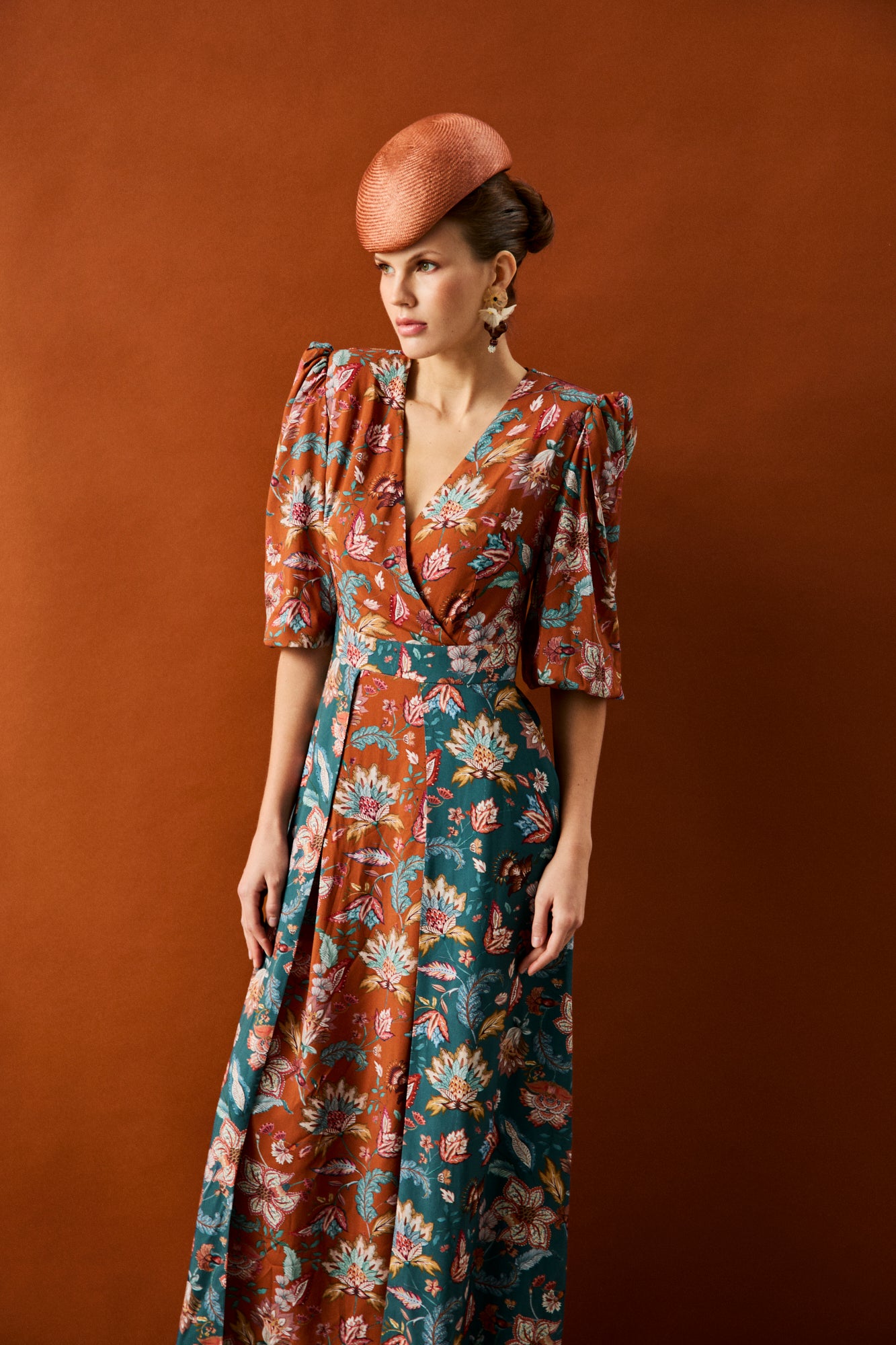 Vestido midi de manga larga estampado en tonos teja y azul.